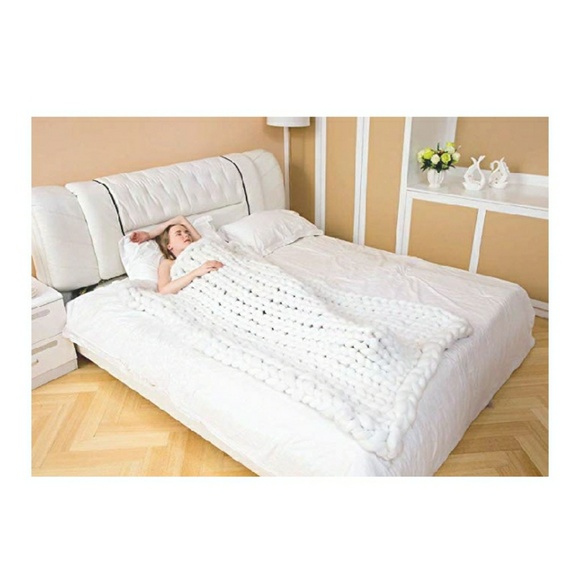 Bulky Chunky Giant Knit Throw Hand-Made Blanket - Picture 3 of 5